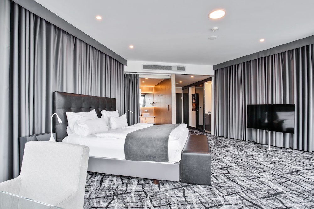 DANCING HOUSE HOTEL 29/75