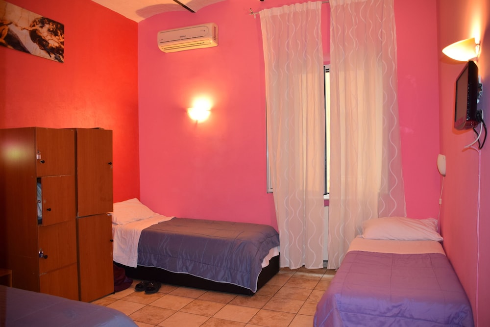 Roman Holidays Hostel 20/50