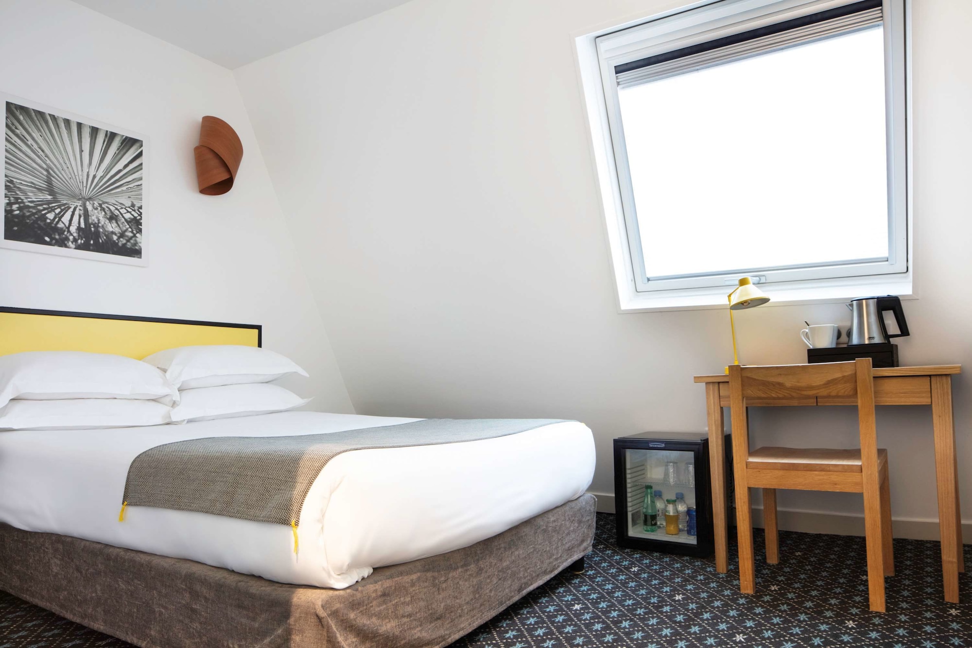 ROOM, SINGLE