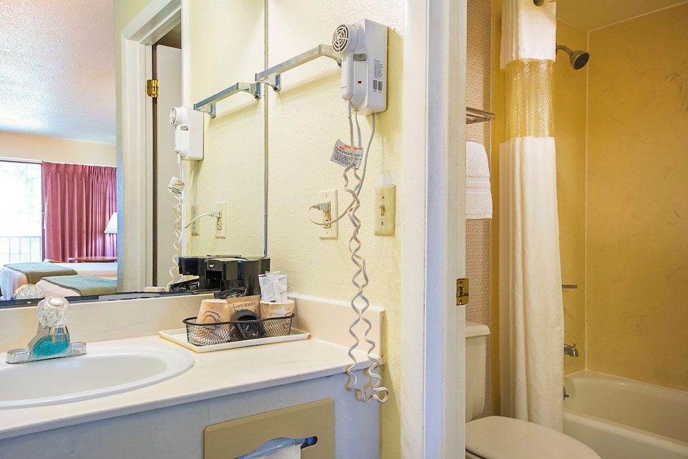 Americas Best Value Inn & Suites Melbourne 25/26