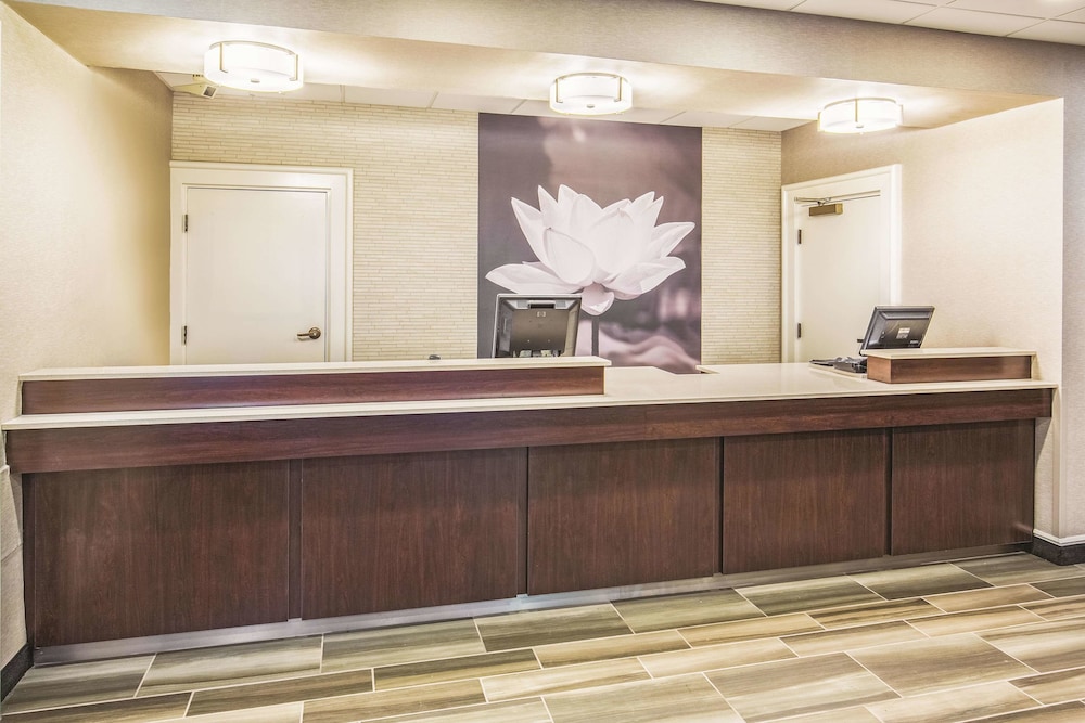 Howard Johnson by Wyndham Sacramento Downtown 6/58