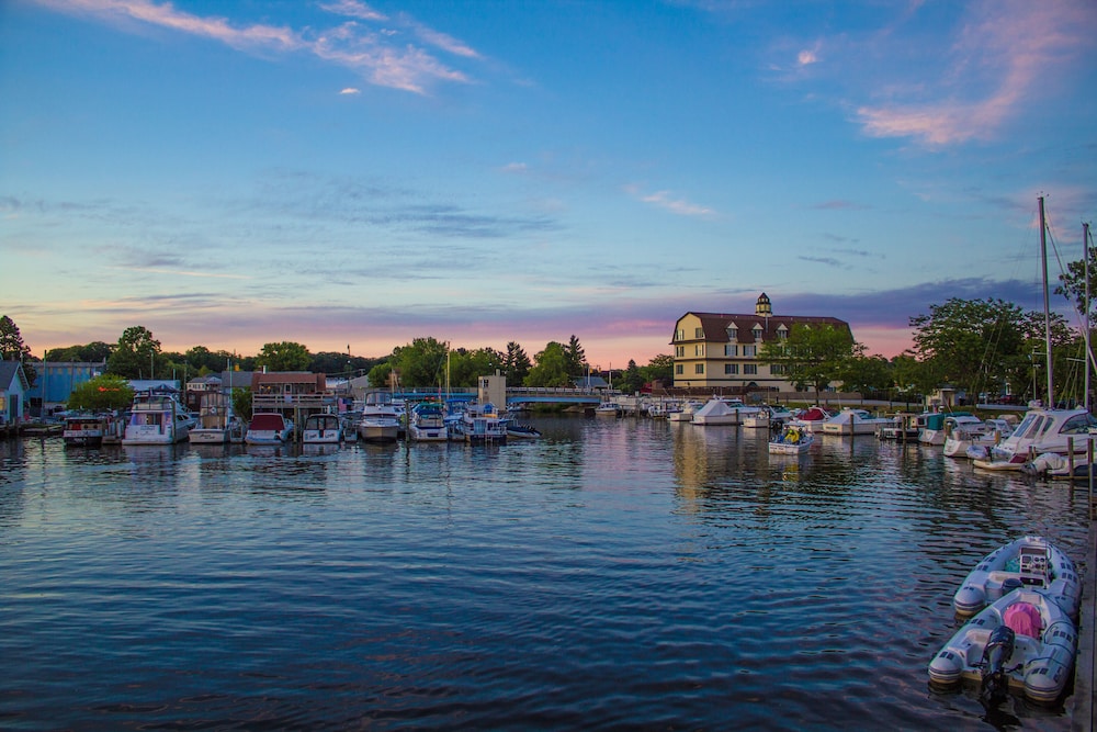 Old Harbor Inn 48/50