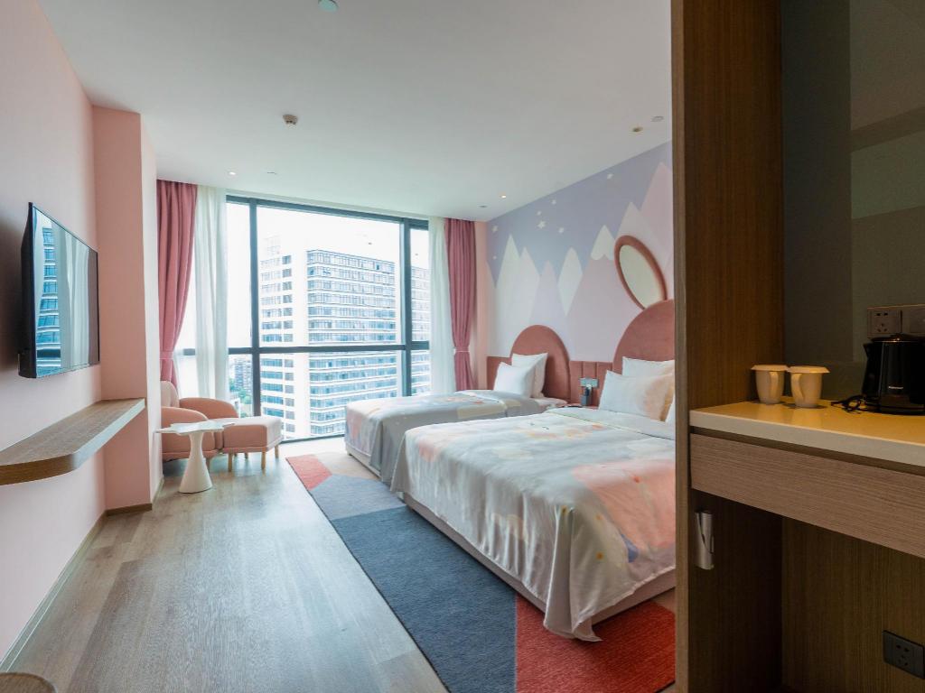 FAMILY SUITE, DELUXE, KING BED
