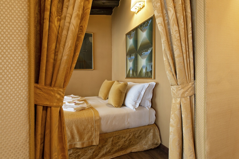 Canova Rooms 8/42