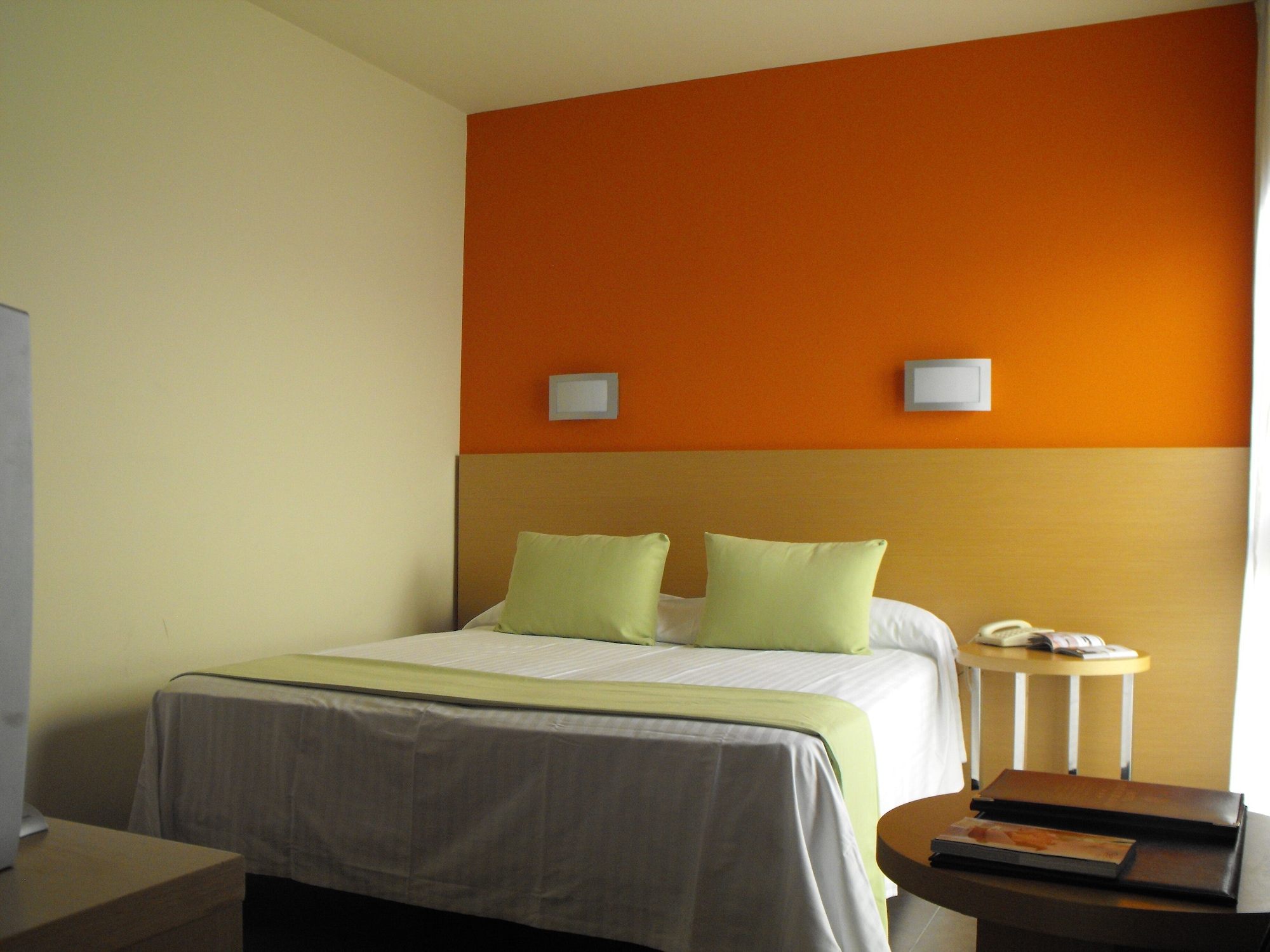 ROOM, DOUBLE BED