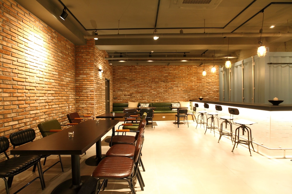 Bricks Hotel 34/38