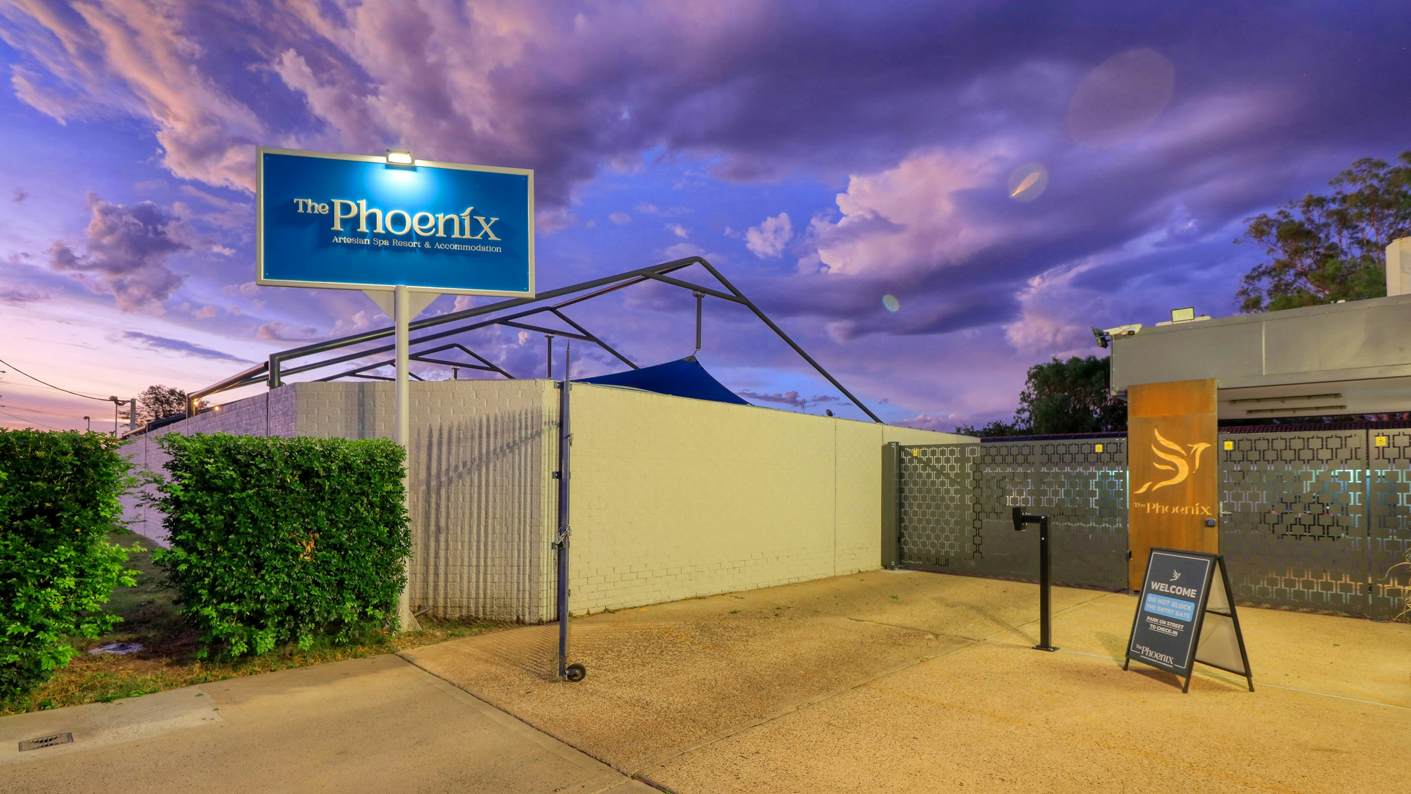 DRAGON &amp; PHOENIX MOTEL 6/37