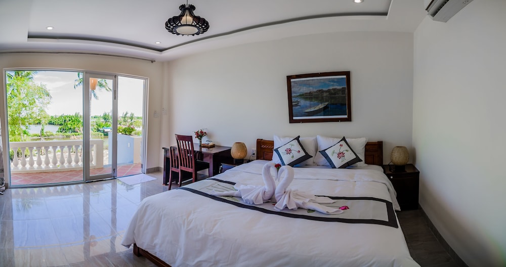 DELUXE, DOUBLE OR TWIN BED, RIVER VIEW