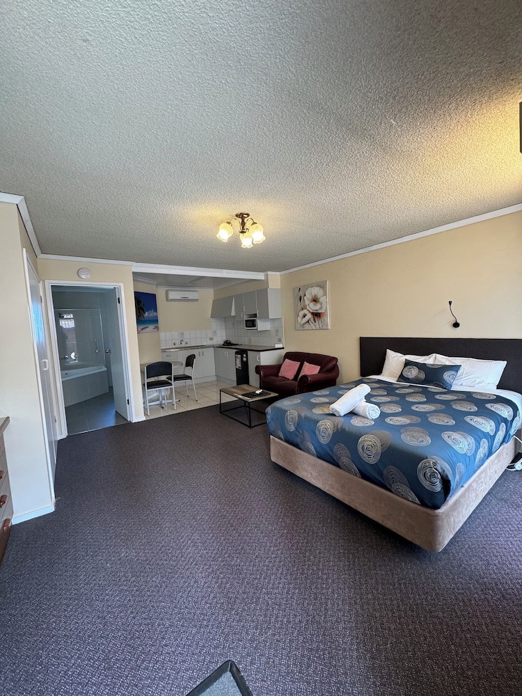 Blue Whale Motor Inn and Apartments 27/55