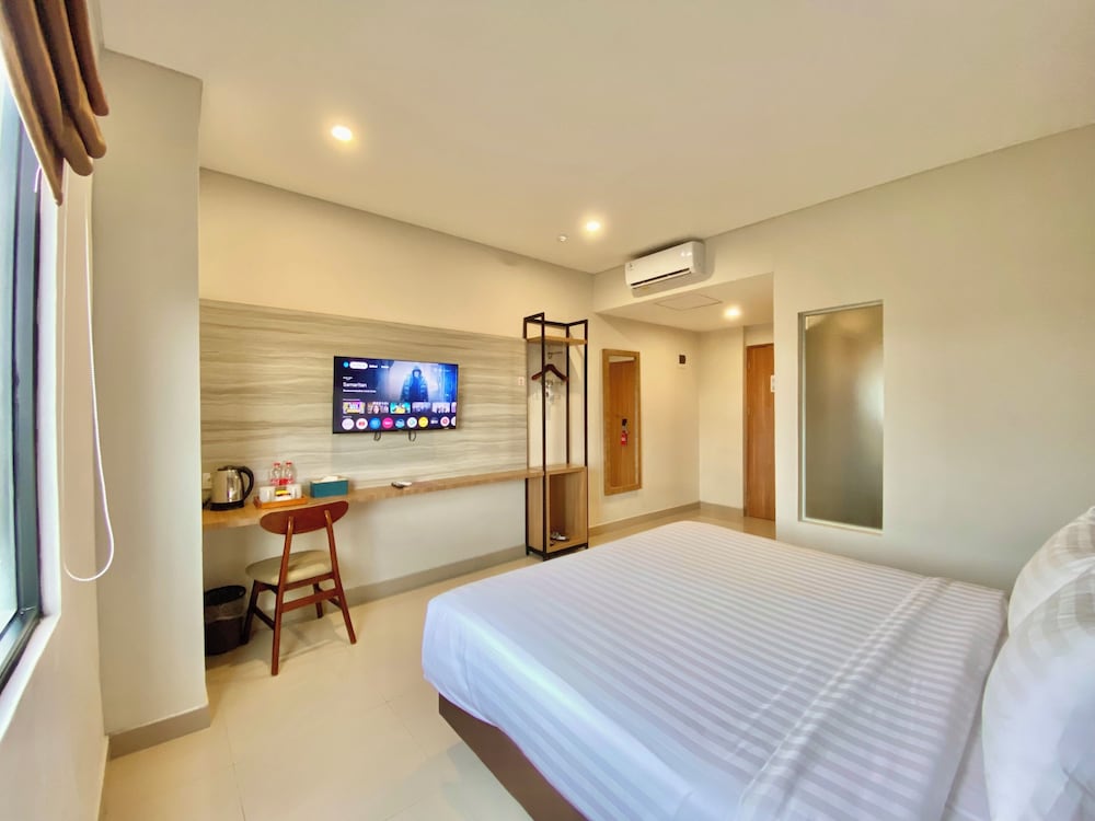 Front One Hotel Gombong 17/48