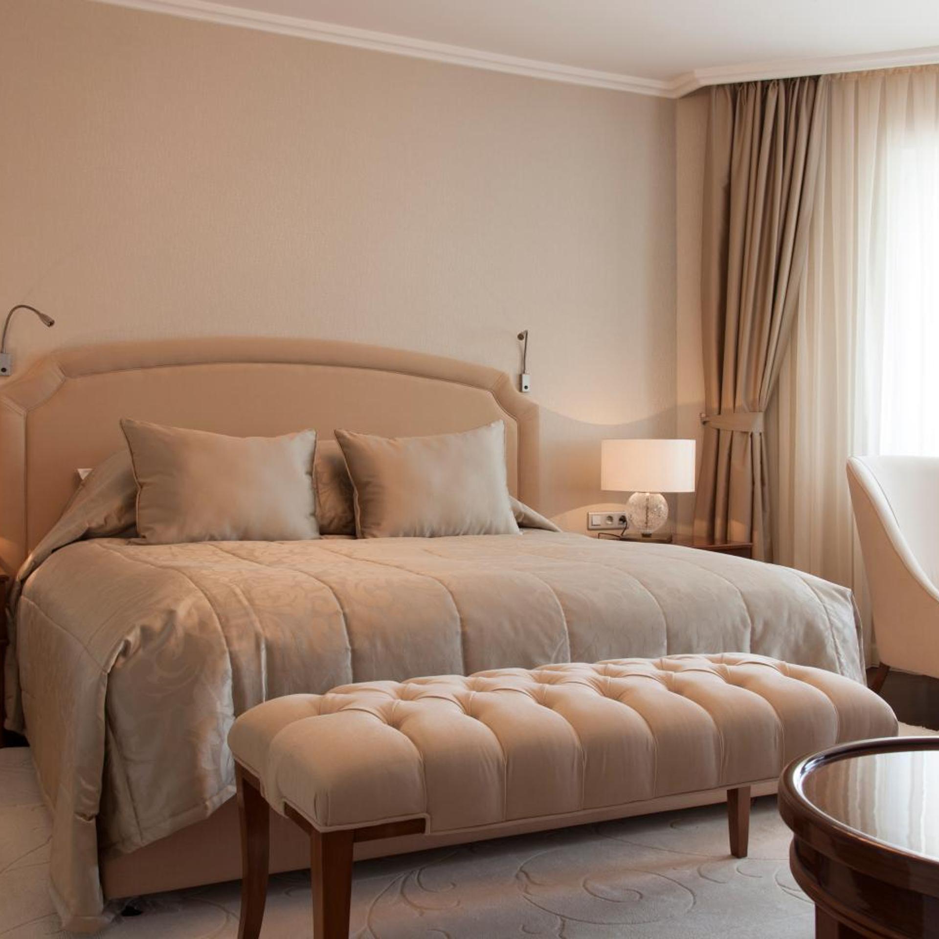 SUITE, CORNER