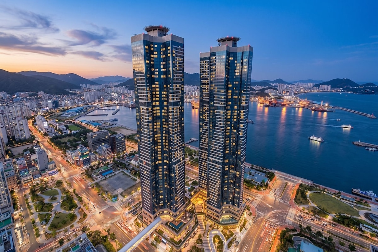 Le Collective Busan Station 20/20