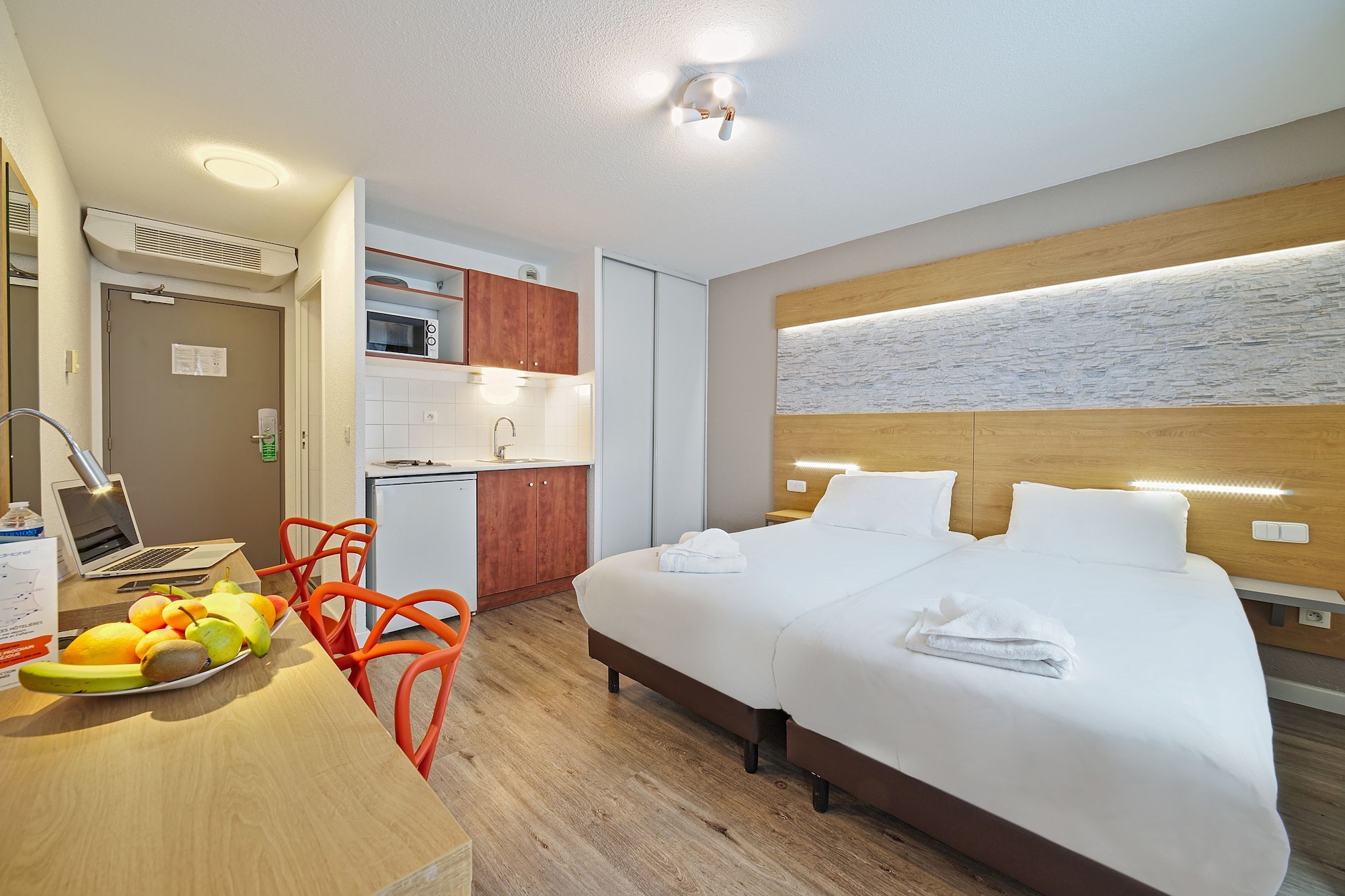 STUDIO, DOUBLE OR TWIN BED