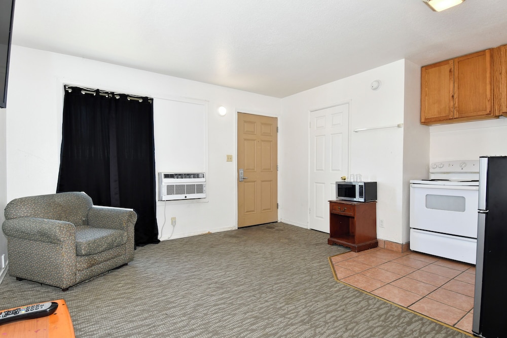 Budget Motel 7/22
