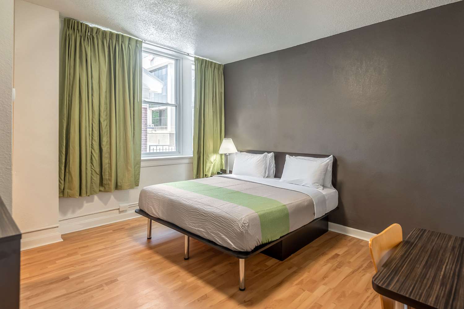 غرفة بسرير كوين لذوي الإعاقة