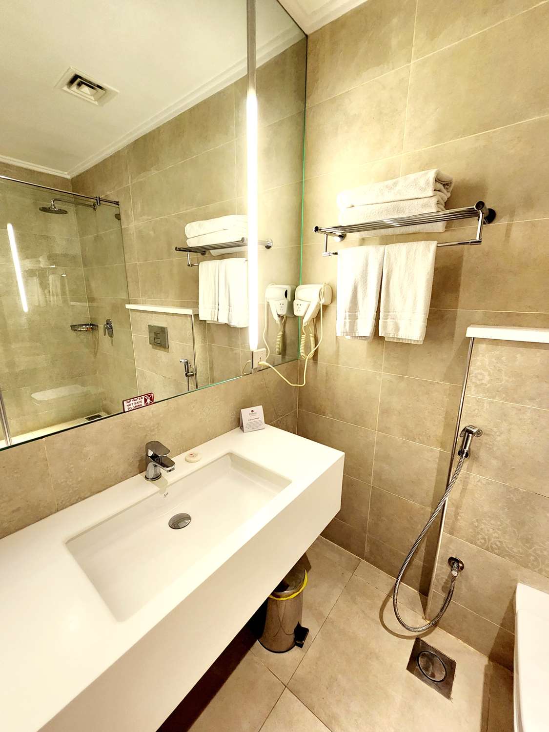 Best Western Premier Hotel Gulberg Lahore 49/51