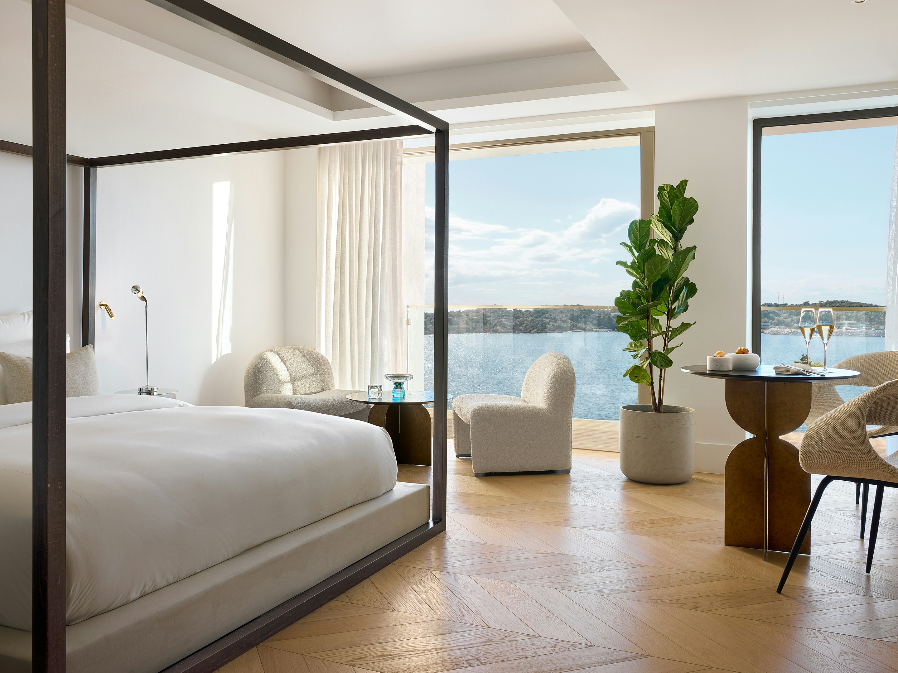 The Roc Club, A Hotel to Live 28/65