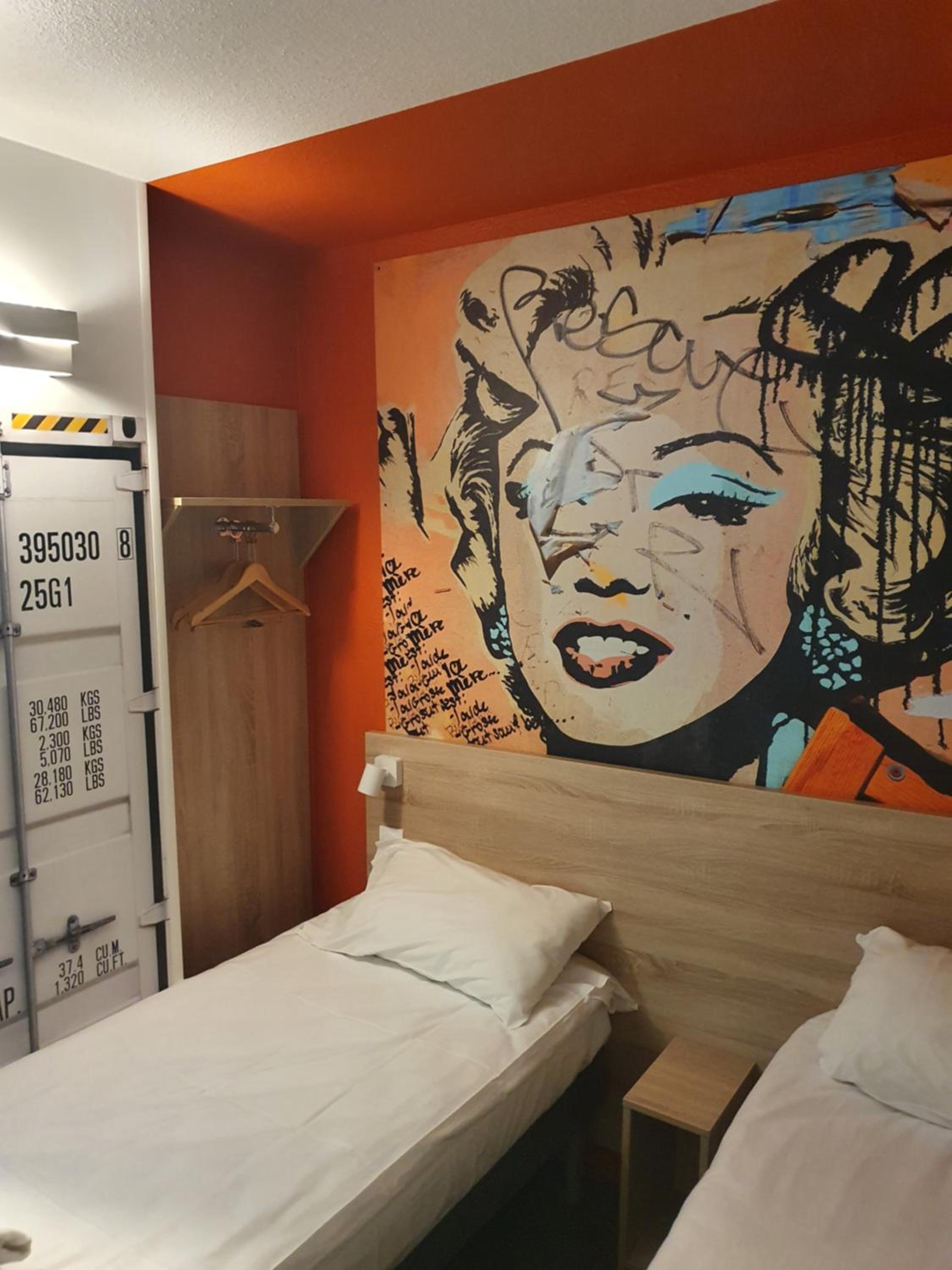 غرفة بسريرين منفصلين، Kyriad Direct Martigues 6/8