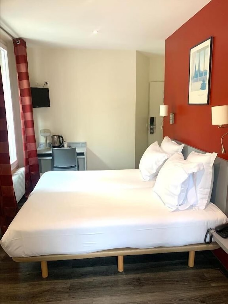 Hipotel Belgrand Edith Piaf 8/50