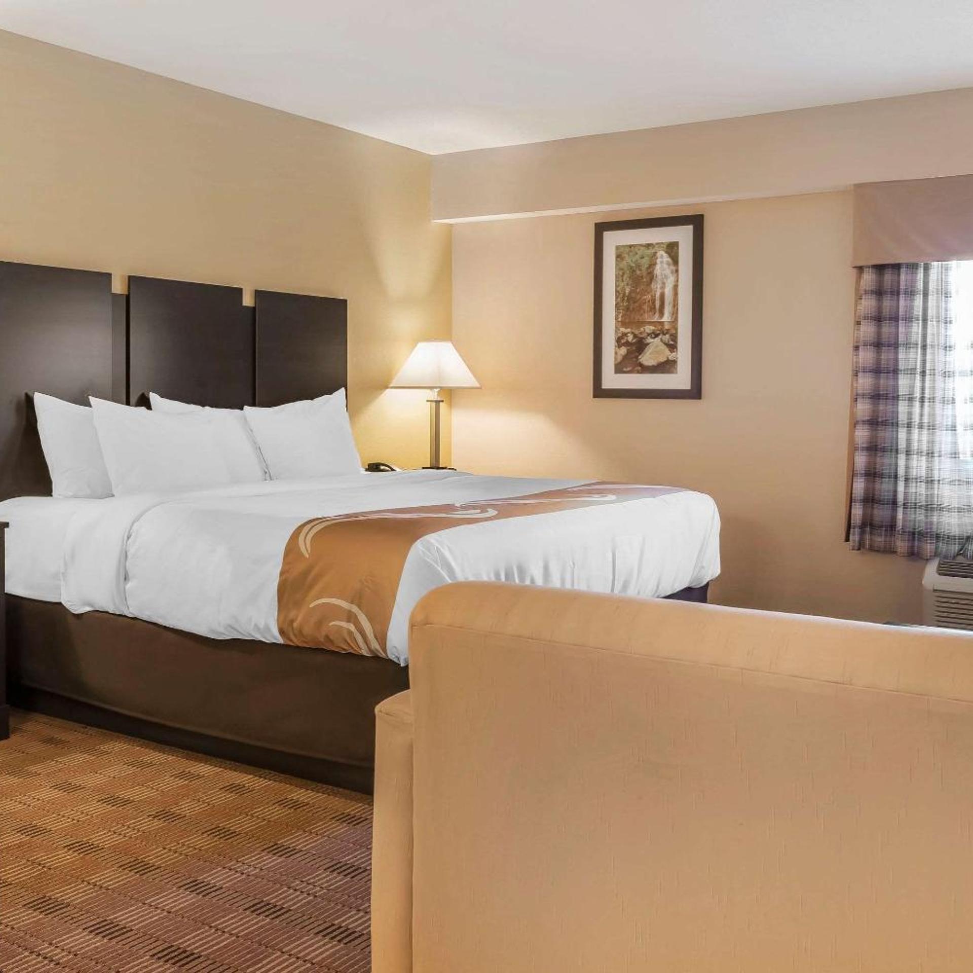 SUITE, KING BED, SOFA