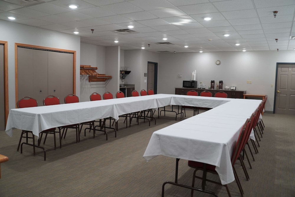 Country Inn & Suites by Radisson, Watertown, SD 18/21