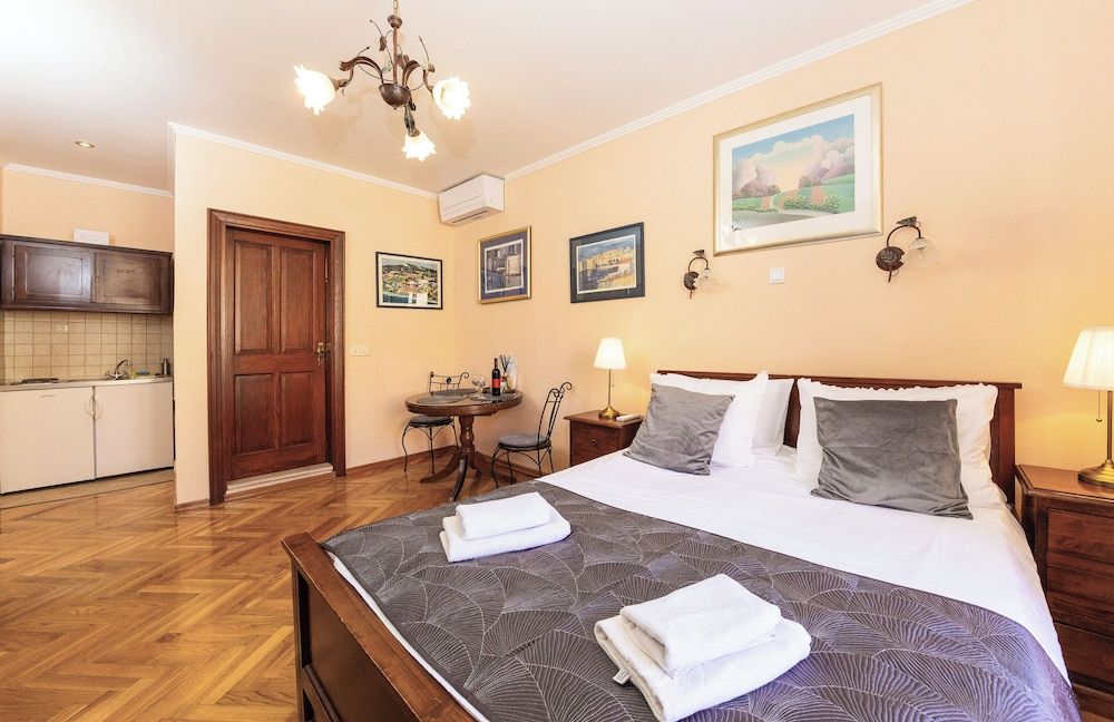 Amoret Apartments 17/83