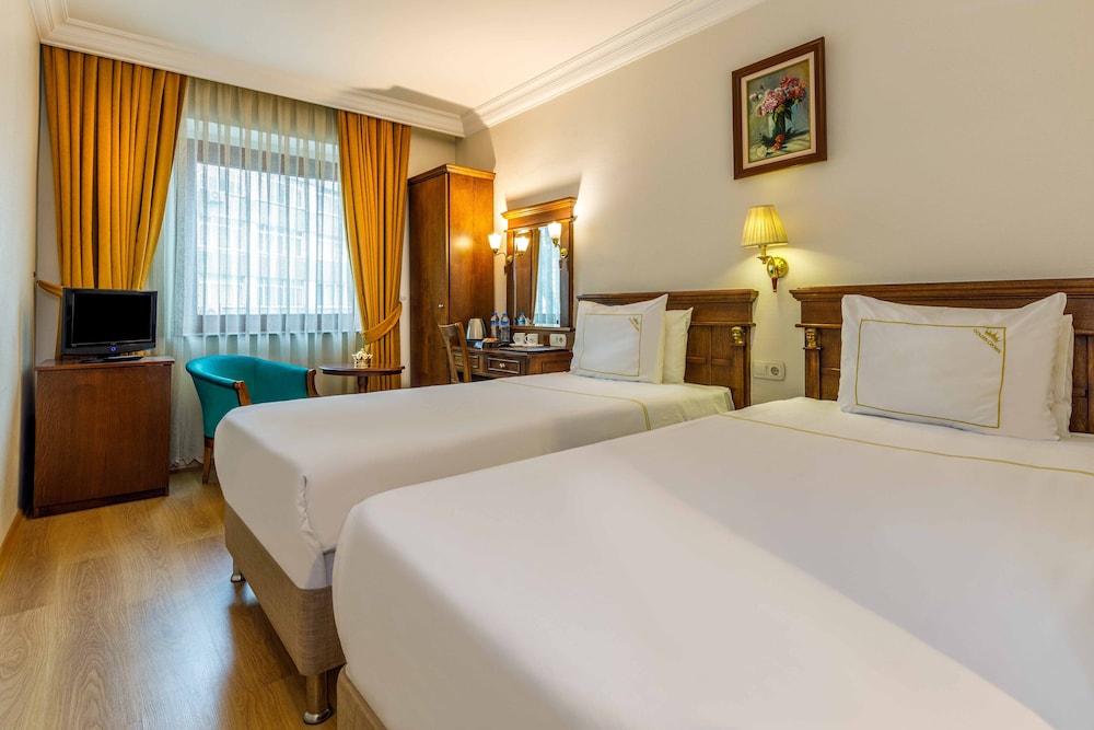 Golden Crown Hotel 13/66