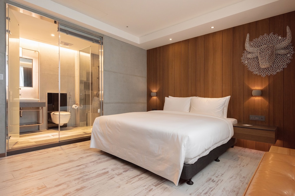 ROOM, KING BED