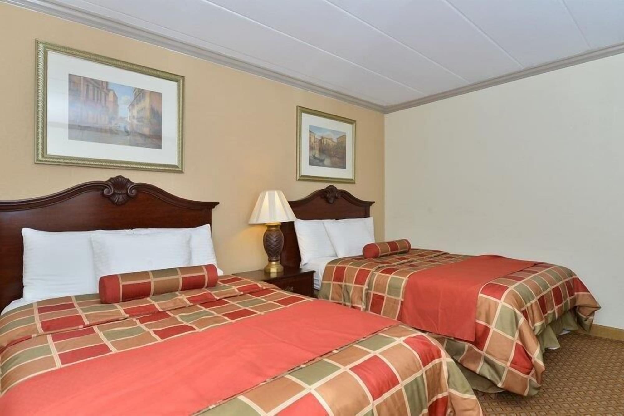 Efficiency, 2 Double Beds