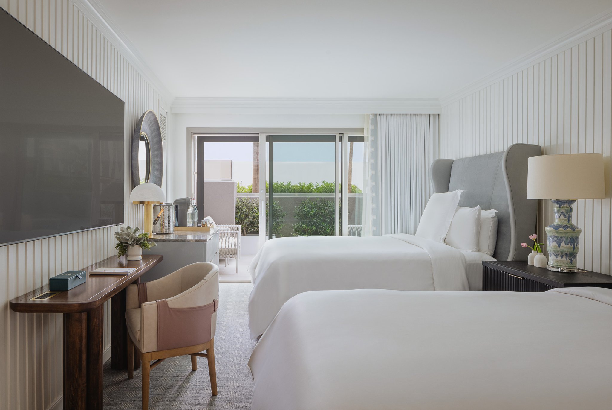 2 Bedrooms, Suite, 1 King and 2 Queen Beds, Patio
