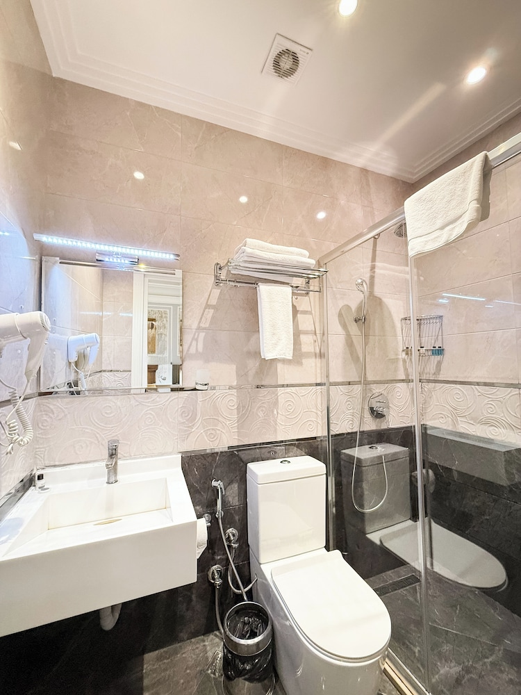 Theatrum Hotel Baku 41/44