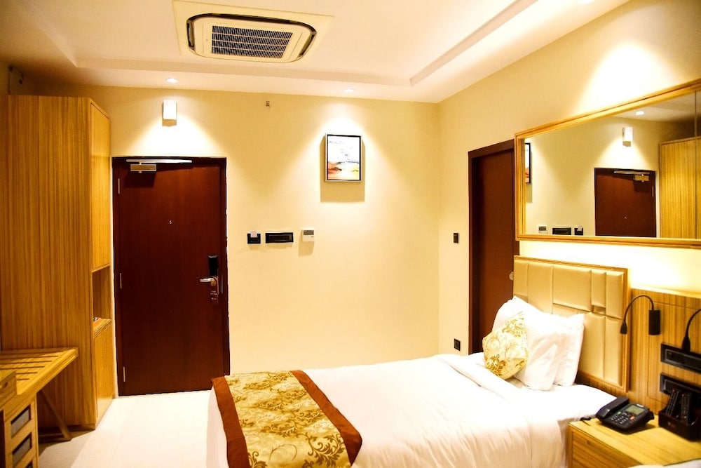 Vybrant Hotels 11/32