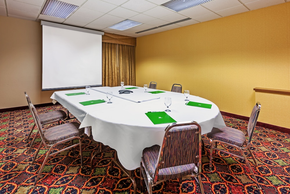 Holiday Inn Hotel And Suites Springfield I 44 65/77