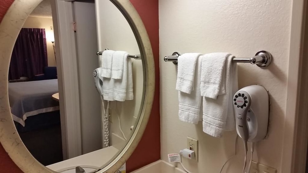 Days Inn by Wyndham Buena Park 24/34