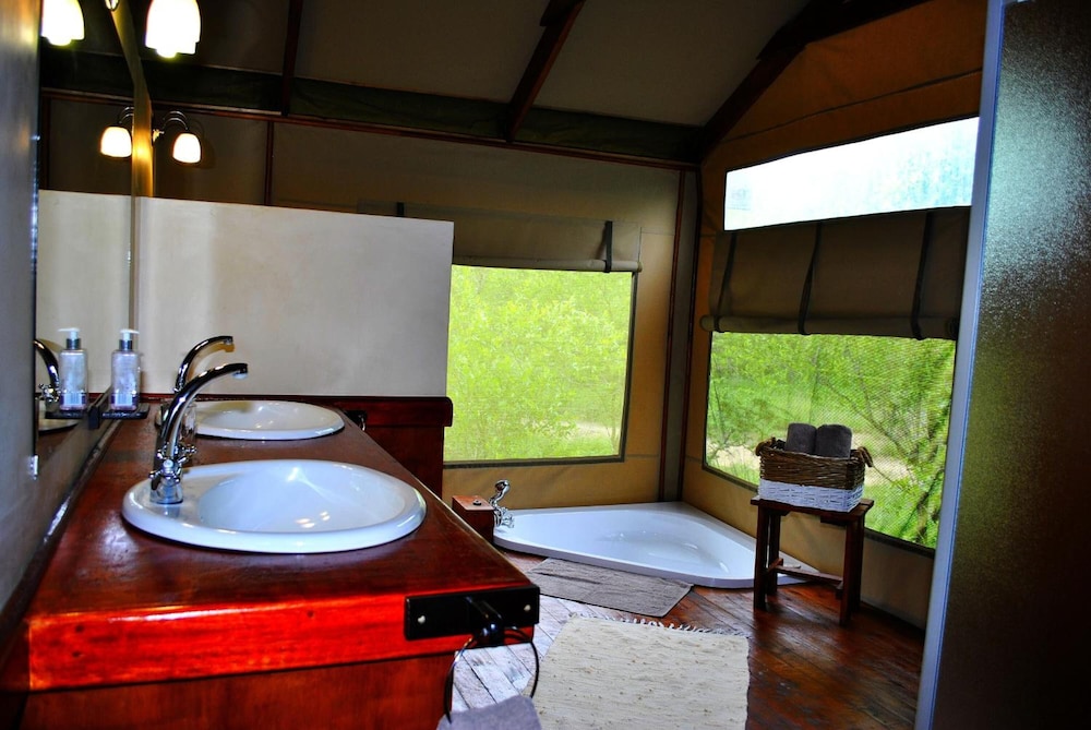 Lion Tree Top Lodge 35/36
