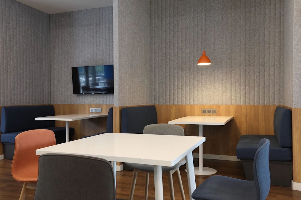 Holiday Inn Express Chengdu Tianfu Airport Zone 27/33