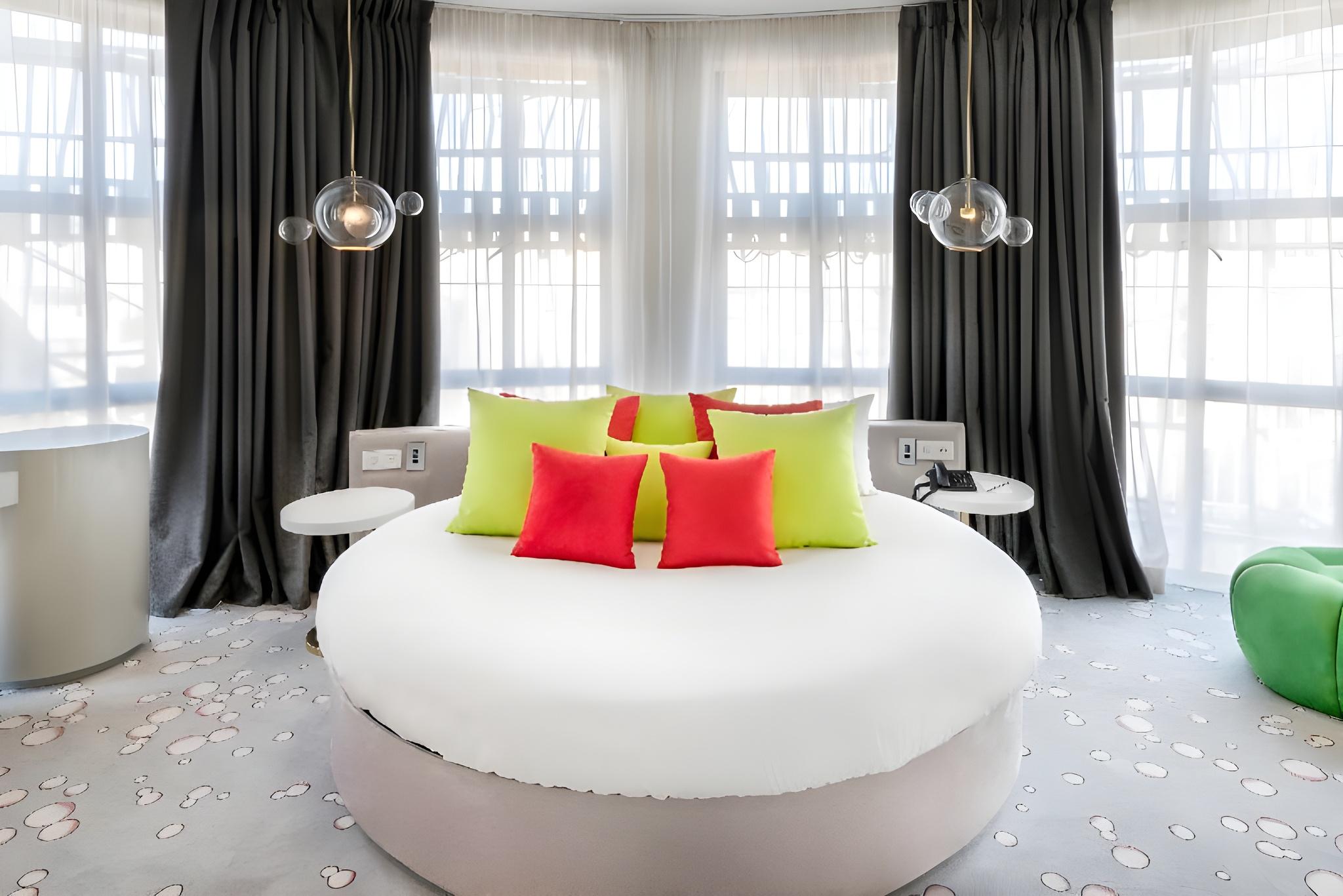 ROOM, DOUBLE BED