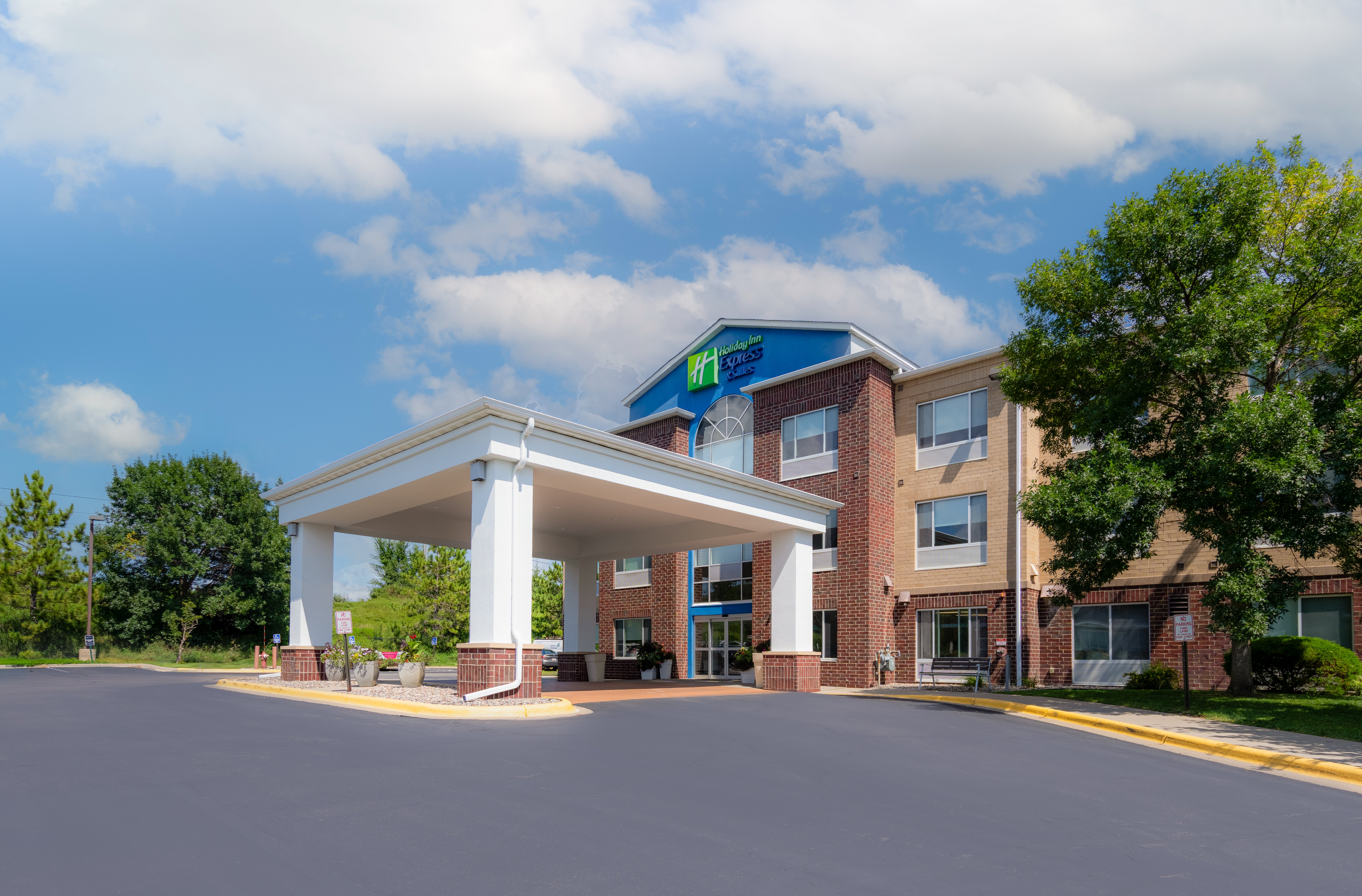 Holiday Inn Express Suites Chanhassen 3/71