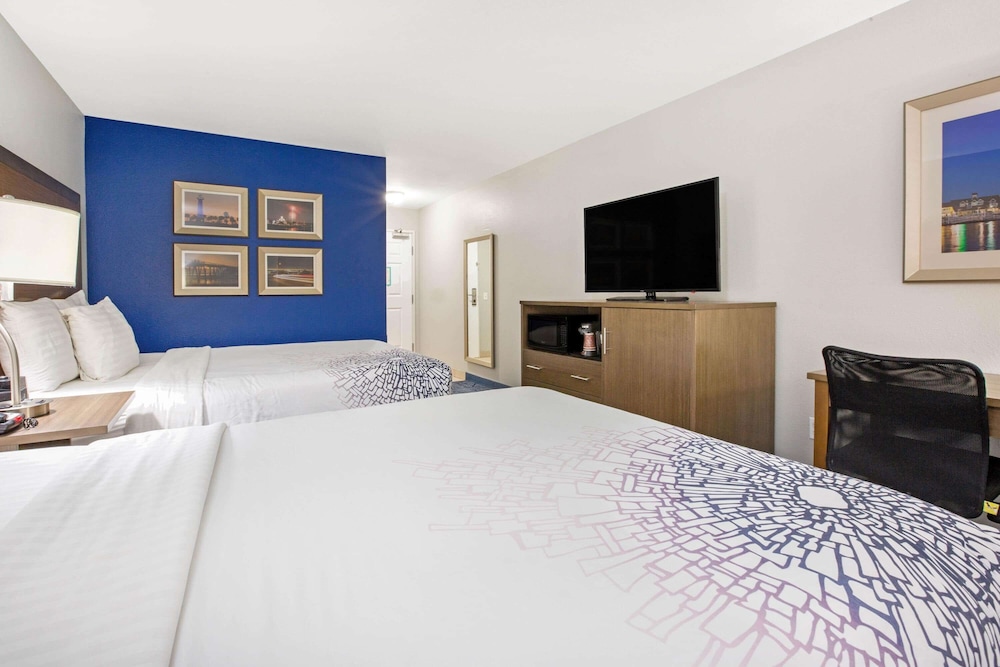 La Quinta Inn & Suites By Wyndham NE Long Beach/Cypress 9/51