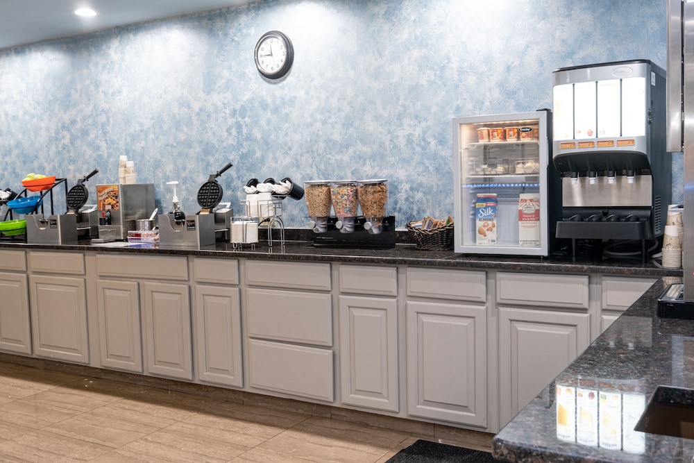 Hilltop Inn & Suites - North Stonington 52/60