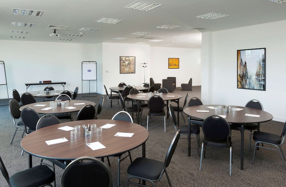 HAMPTON BY HILTON LONDON LUTON AIRPORT 35/50