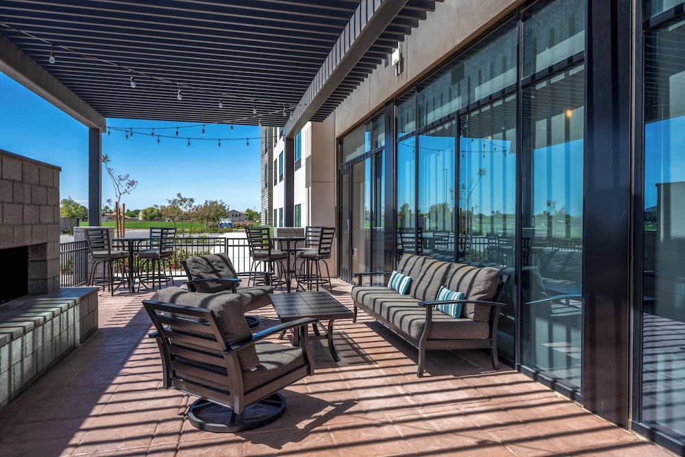 Holiday Inn Express & Suites - Gilbert - Mesa Gateway Airport 33/50