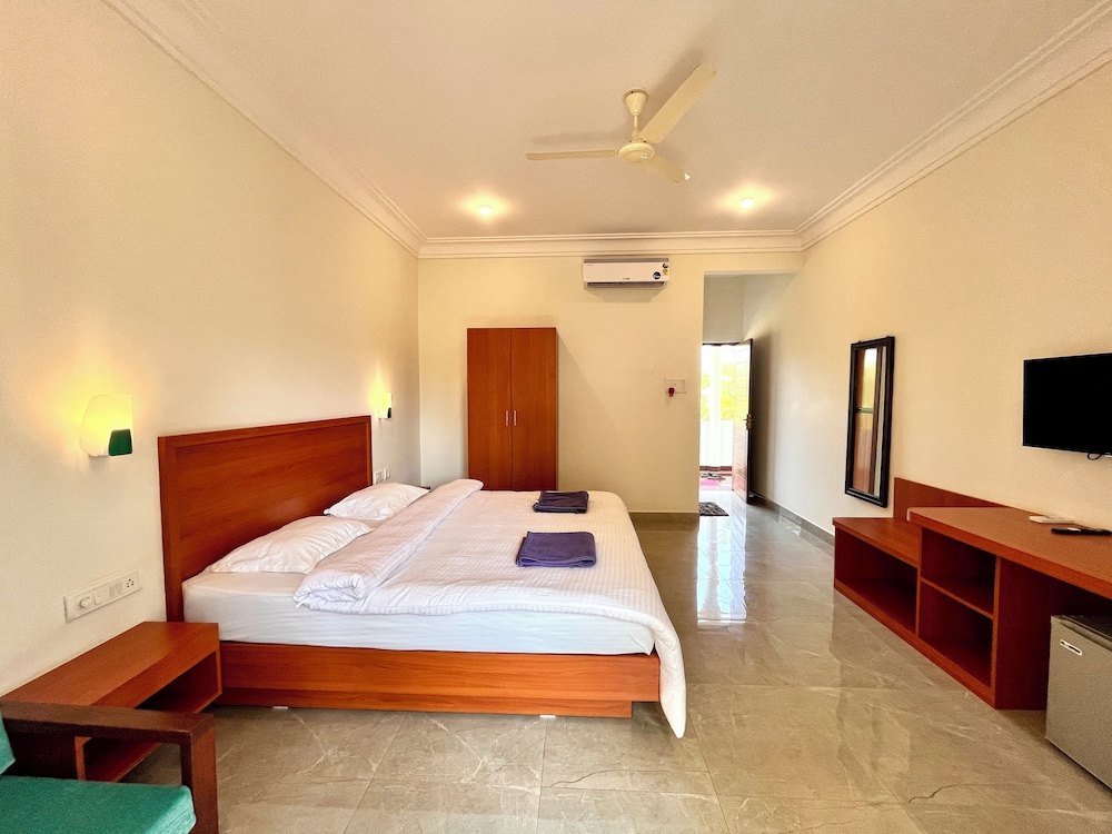 DELUXE, KING BED, PATIO