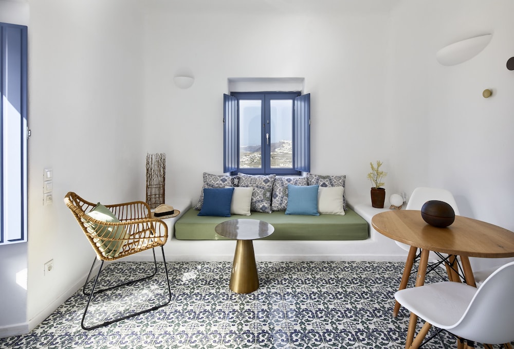 Luna Santorini Suites 35/50