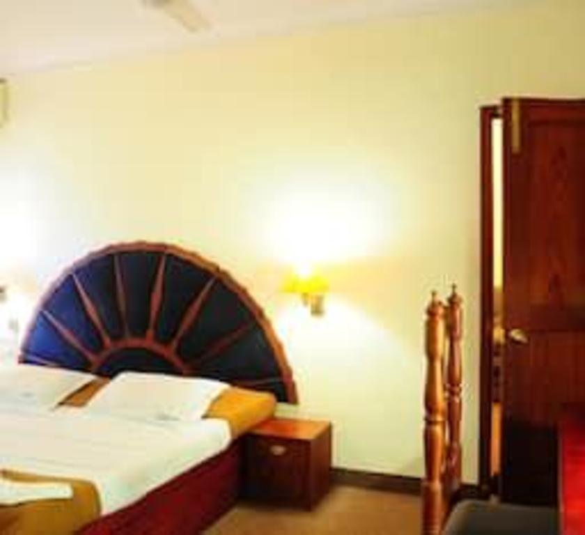 PAULSON PARK HOTEL 50/50