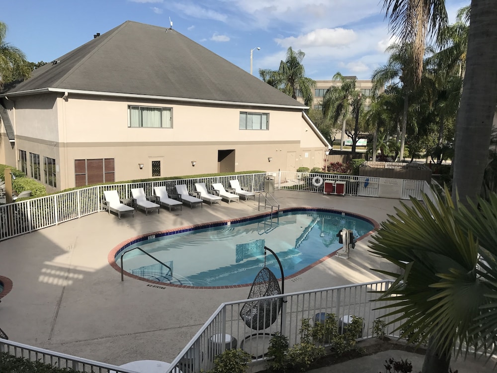 DORAL INN & SUITES MIAMI AIRPORT WEST 36/43