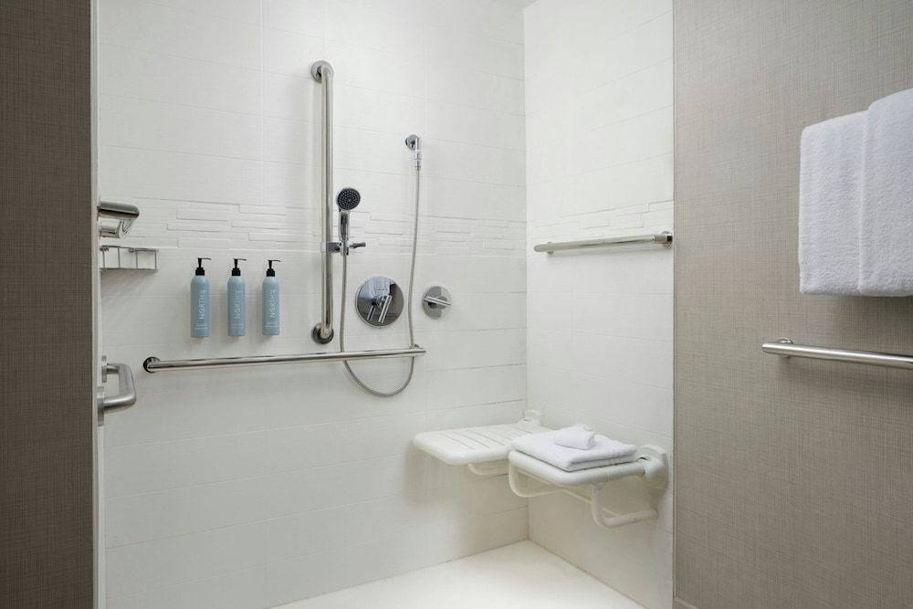 غرفة بسرير كينج بغرفة نوم واحدة، Residence Inn by Marriott Ventura Beach 5/7