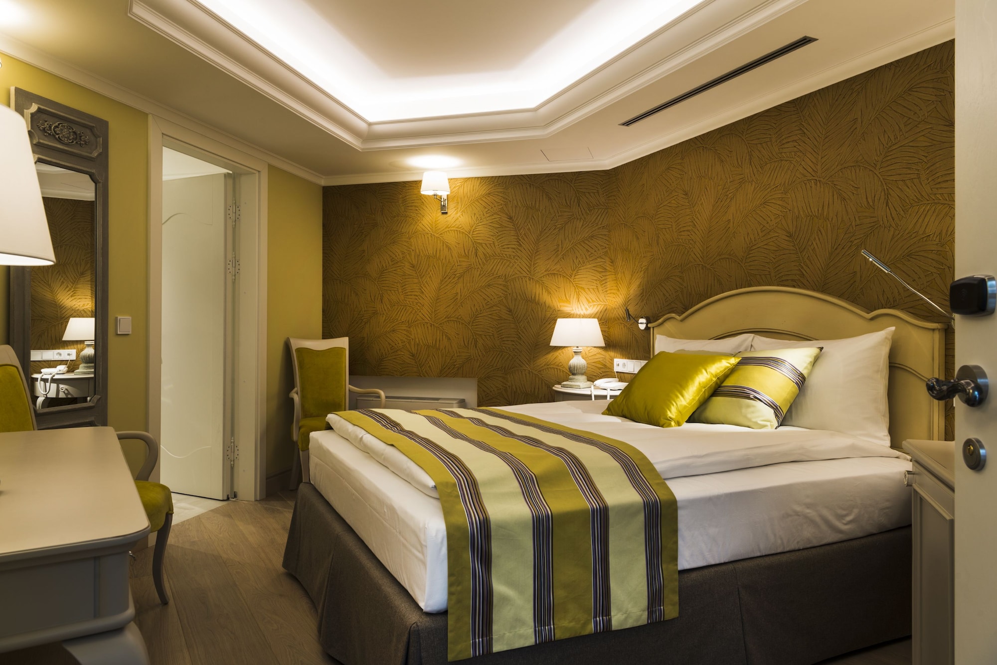 Room, Queen Bed, No Window, Small