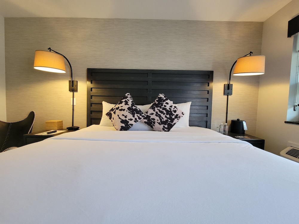 Hi-Ho: A Hi-Tech Hotel 7/44