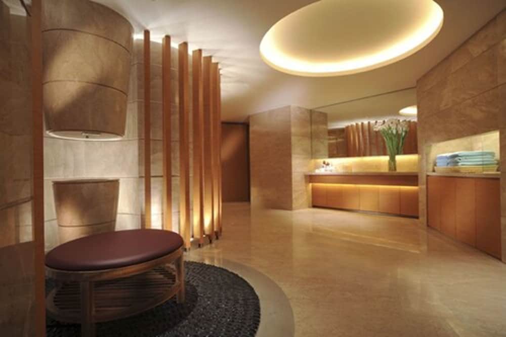 New World Wuhan Hotel 5/70